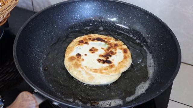 【百味大彭】和老妈联手做葱油饼，外酥里软，层次分明，老爸品尝后连吃好几张