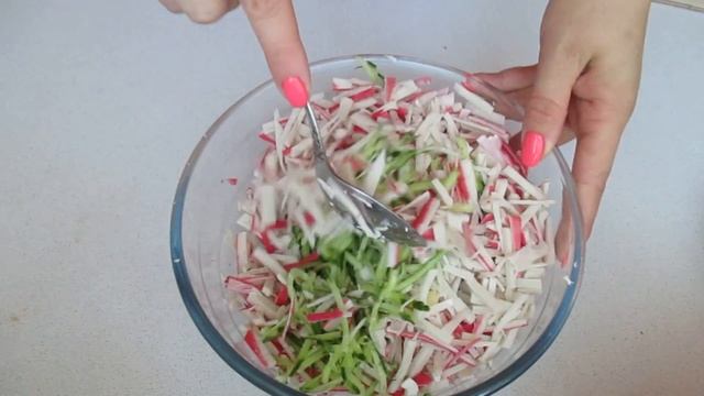 Как приготовить вкусный салат из крабовых палочек смотреть онлайн