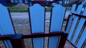 Палисадник из профтрубы и штакетника.