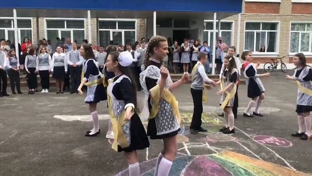 Последний звонок 2023… Танец выпускников МБОУ СОШ с.Воронец Елецкого района Липецкой области смотреть онлайн