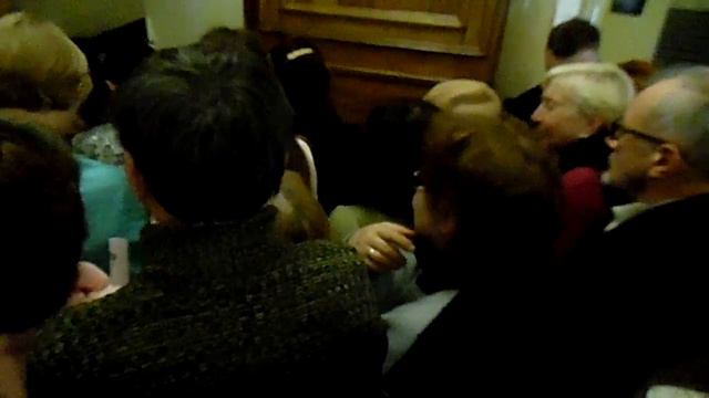 Пенсионеры Киева ломятся в оперу смотреть онлайн