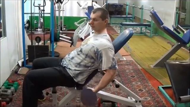 Сгибание рук с гантелями на наклонной скамье смотреть онлайн