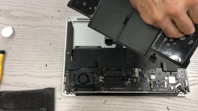 Замена аккумуляторной батареи MacBook Air 13,3” 2013 года смотреть онлайн