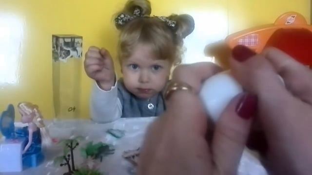 Открываем куклу Фроузен и яйцо сюрприз. Конструктор Монстер Хай и жуков. смотреть онлайн