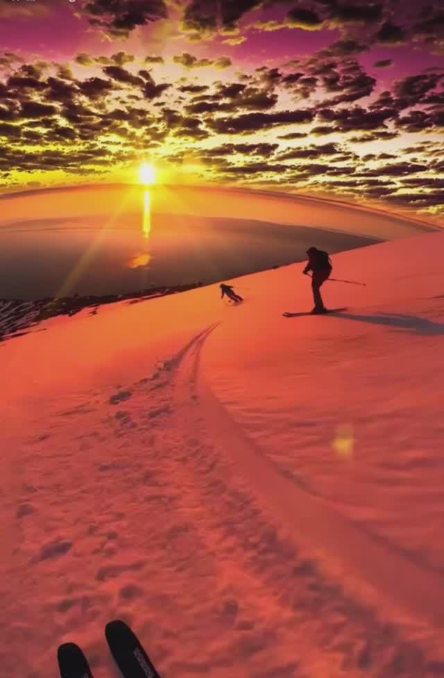 Спуск с гор в закат 🌅