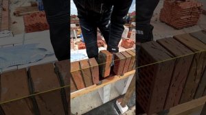 Кладка кирпича стоя