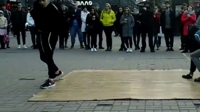 Они танцуют Вог и Хип-Хоп смотреть онлайн