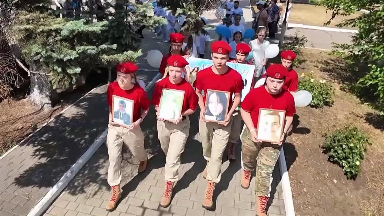В День памяти детей, погибших в Донбассе под ударами ВСУ, акции проходят во многих городах России смотреть онлайн