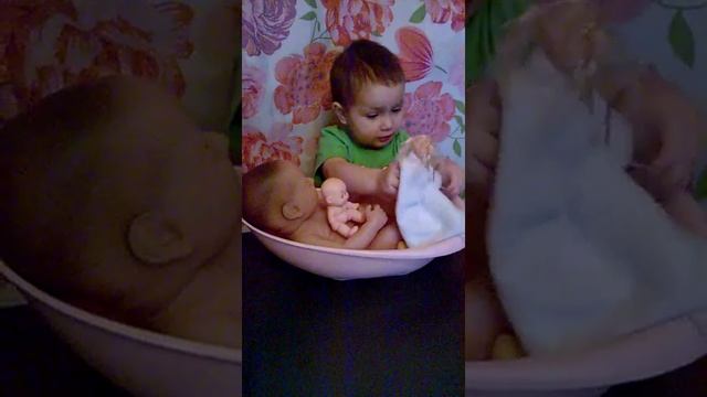 Милана купает своего пупса