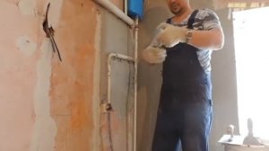 Как оштукатурить стену за трубами.