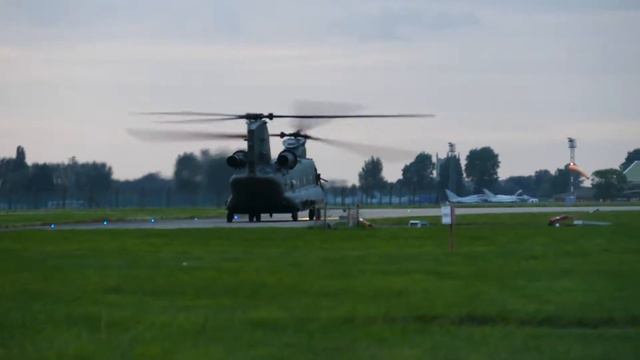 Chinook taxi before departure at dusk. RAF Coningsby 06/09/17. смотреть онлайн