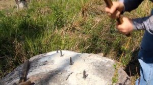 Раскалывание камня с помощью клиньев.