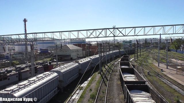 Электровоз ВЛ80К-529 совершает манёвры, а затем отправляется с грузовым поездом смотреть онлайн