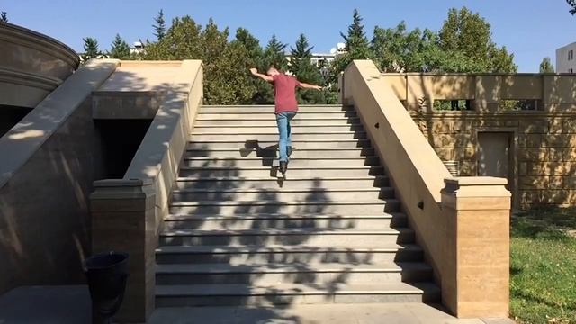 Трюк на роликах с 20 лестниц...#1 смотреть онлайн