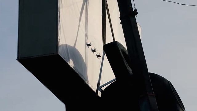 Гиря повисшая над дорогой в Челябинске смотреть онлайн