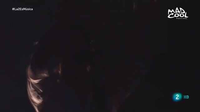 Arctic Monkeys - R U Mine? Live at Mad Cool 2018 смотреть онлайн