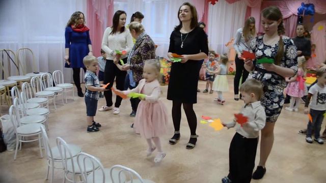 Василиса дожидается танцев на первом утреннике в детском саду, смотреть онлайн