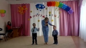 Бабочка по небу летит