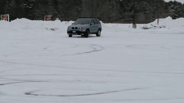 BMW X5 Snow Drifting DSC Off. X drive Skills БМВ X5.Дрифт на снегу в Америке. Как дрифтеть правельн смотреть онлайн