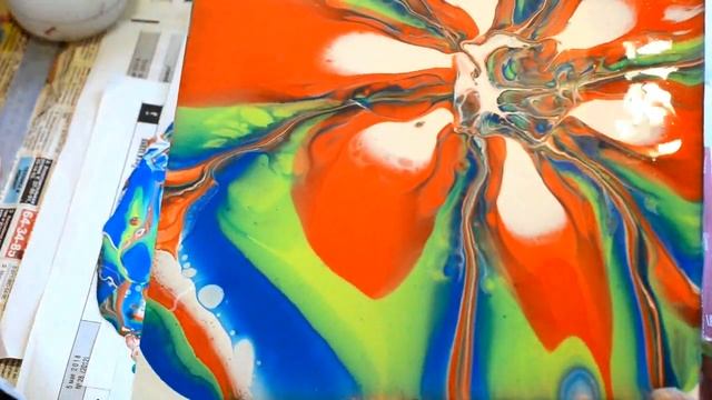 Акриловая заливка с пластиковой бутылкой. Acrylic fluid pouring смотреть онлайн