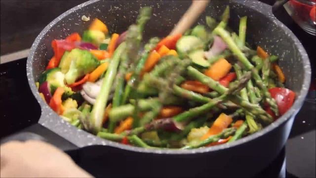 Спаржа с овощами, картошкой и творожным соусом, быстро и вкусно Spargel Mit Gemüse, Kartoffeln & Di