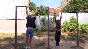 ОБЫЧНЫЕ ШКОЛЬНИКИ ОТ 10 ДО 14 ЛЕТ ПОКАЗЫВАЮТ ТРЮКИ НА ТУРНИКАХ / САМЫЕ ПРОСТЫЕ ЭЛЕМЕНТЫ НА ТУРНИКЕ