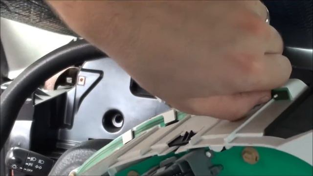 00-02 Saturn S-Series Instrument Cluster Removal смотреть онлайн