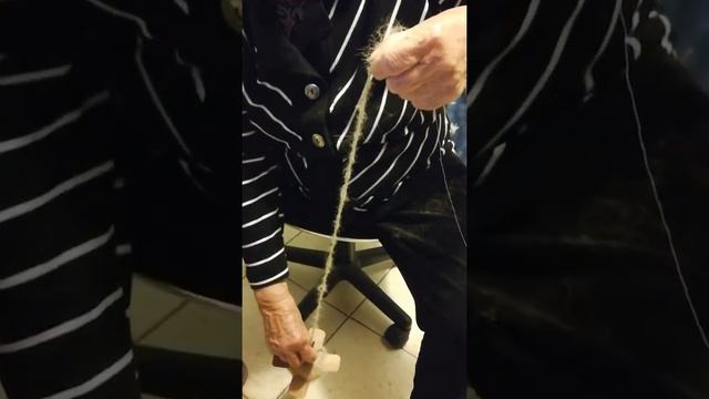 Самая простая прялка. Мама показывает самый простой способ, как спрясть шерстяную нитку. смотреть онлайн