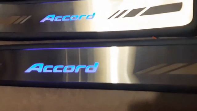 HONDA Accord 8 installation of stainless steel door sills with illumination. смотреть онлайн