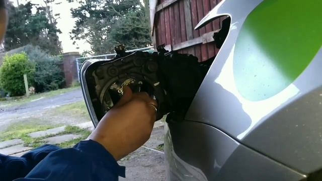 Headlight bulb change mk5 VW Polo смотреть онлайн