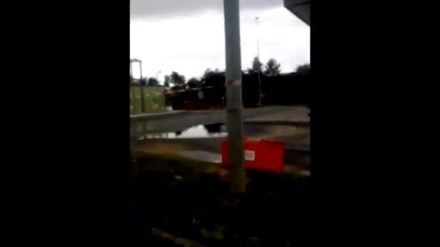 Соцсети французы в ответ на повышение цен на бензин завалили АЗС навозом