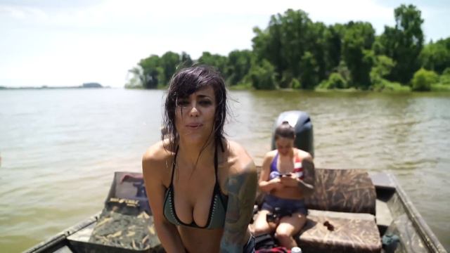 I WENT CATFISH NOODLING! |Ft. Hannah Barron & Heather Lynn. смотреть онлайн