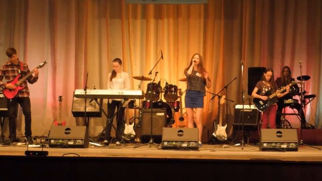 Queen -- We Will Rock You/Depeche Mode -- Enjoy The Silence исполняет гр. "Школьный рок-н-ролл". смотреть онлайн