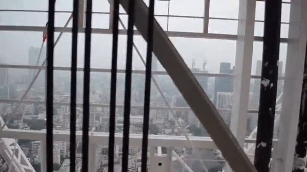 Tokyo Tower from the inside – Токийская Башня изнутри.