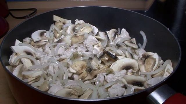 Фрикасе из курицы с грибами в сливочном соусе, Cremiges Hühnerfrikassee Mit Champignons Und Reis