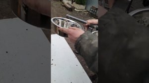 Поворотная кормушка в вольер для собаки.