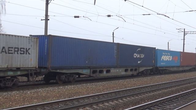Тепловоз 2ТЭ10М-0462 и электровоз ВЛ80С-2729 с грузовыми поездами смотреть онлайн