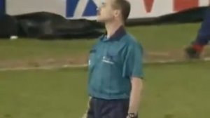 Эрик Кантона бьёт болельщика