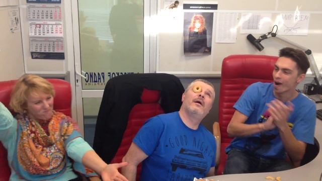 Ведущие "Русского Радио Украина" съели по печеньке - Cookie Face Challenge смотреть онлайн
