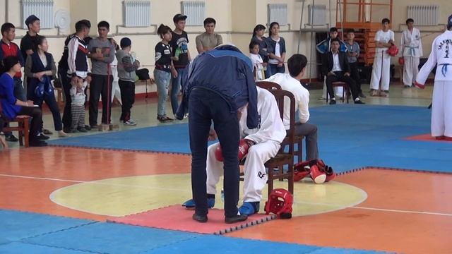 Чемпионат КР по таэквон-до ITF - 2017 (Ош)-бой Арсена Ысаева и Владислава Лапина. смотреть онлайн