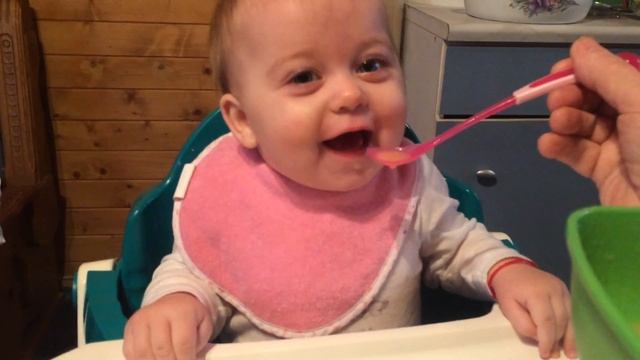 Ребенок кушает суп