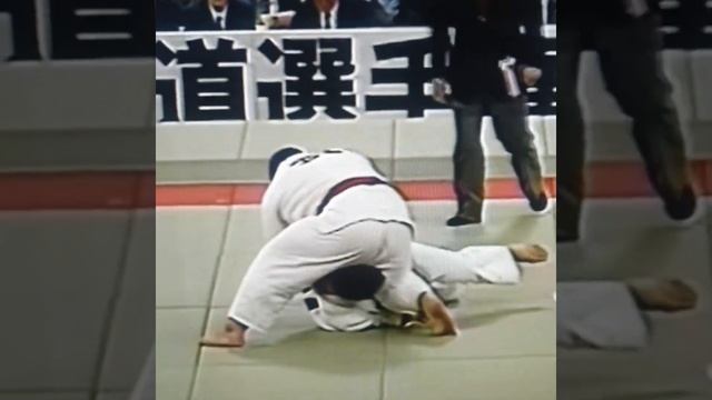 В ДЗЮДО, САМБО и в жизни-перевод в партер и контроль болевым приемом. Лучшее из сети. смотреть онлайн