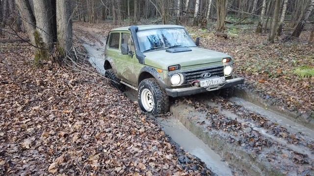 Банда на нивах - форсируем ручей! Жгем сафари и покатушки на Нивах по бездорожью!