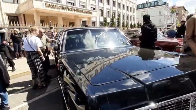 ПАРАД РЕТРОАВТОМОБИЛЕЙ В МОСКВЕ. ЧИСТЫЕ ПРУДЫ смотреть онлайн