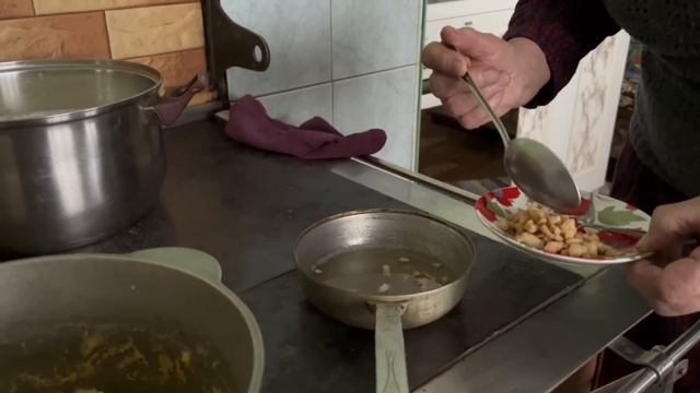 Life in winter in the Carpathians, in the blizzard we cope with the farm, prepare a corn dish(tokan смотреть онлайн