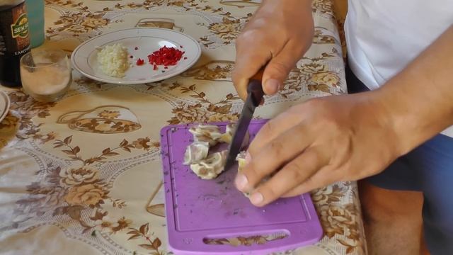 Острые свиные уши к пиву в казане на костре смотреть онлайн