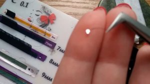 Крепим стразы на ресницу