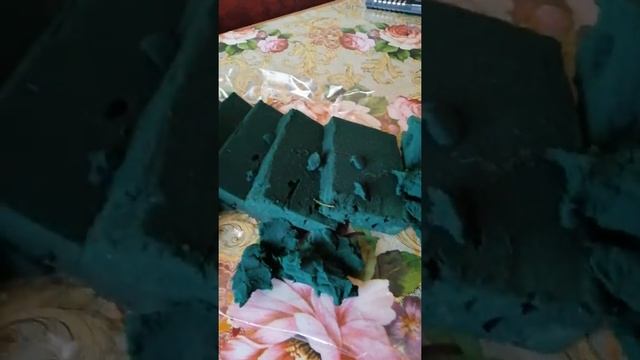 Флористическая губка с водой в разрезе. Резать также приятно как и кинетический песок)) смотреть онлайн