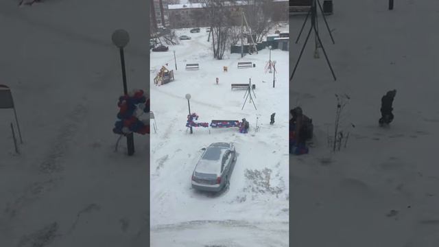 Шарики во дворе смотреть онлайн