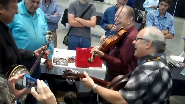 IBMA 2013 Bobby Hicks Violin and Jens Kruger banjo and Raymond McLain on Guitar смотреть онлайн